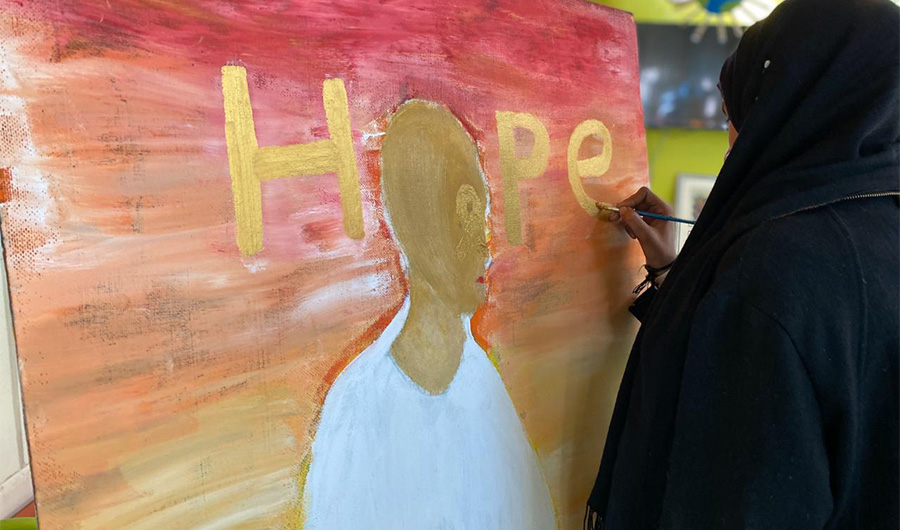 Zainab Nadeem paints a person undergoing chemotherapy into her work depicting hope at the pediatric oncology ward of Indus Hospital in Karachi, Feb. 3, 2020. (AN photo)
