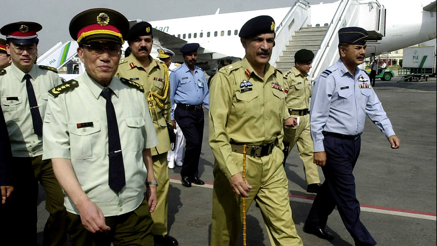 Lt. General Shahid Aziz (C) walks with Chinese Defense Minister Cao Gangchauan (L) and others upon his arrival at Allama Iqbal International Airport in Lahore on March 25, 2004. (AFP/File)