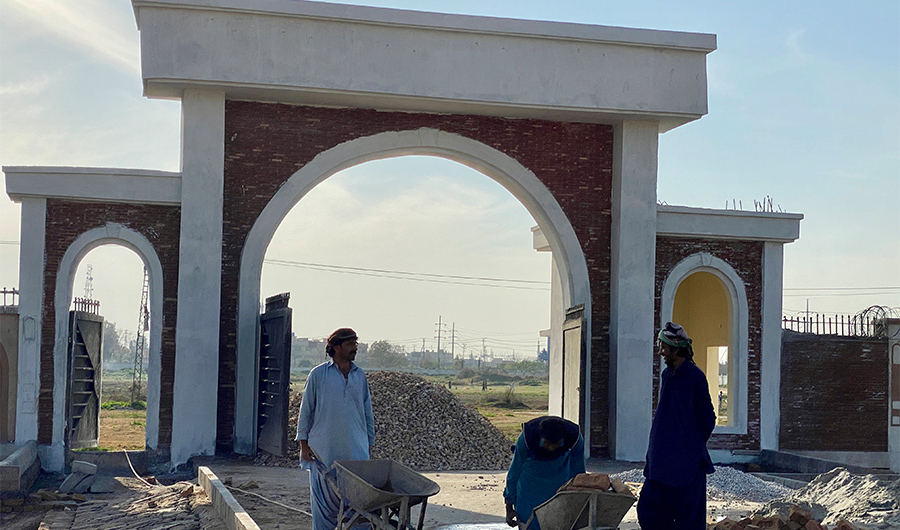 Workers are seen at the construction site of King Salman bin Abdul Aziz Hospital in Islamabad on Feb. 26, 2020. (AN photo)
