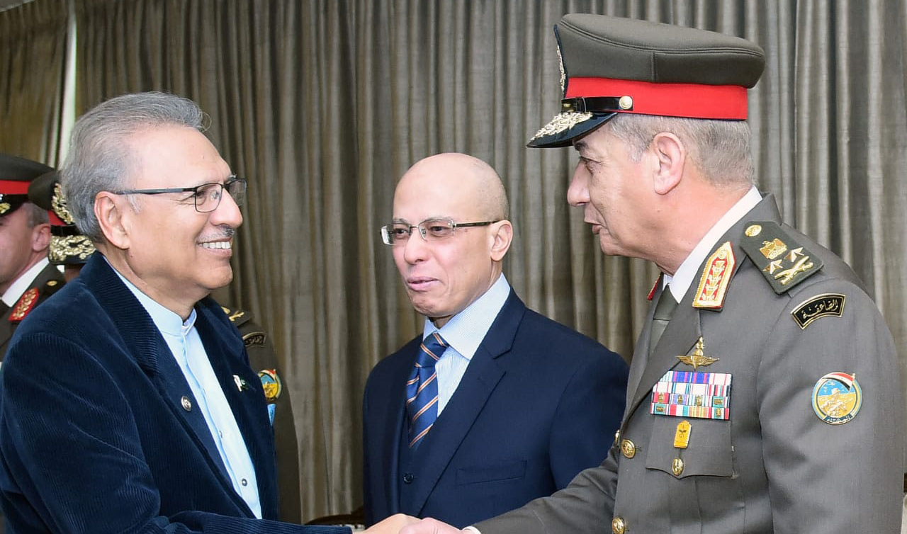Egyptian Commander-in-Chief and Minister for Defense and Military Production General Mohamed Ahmed Zaki calls on President Dr. Arif Alvi in Islamabad on Feb. 27, 2020. (APP)