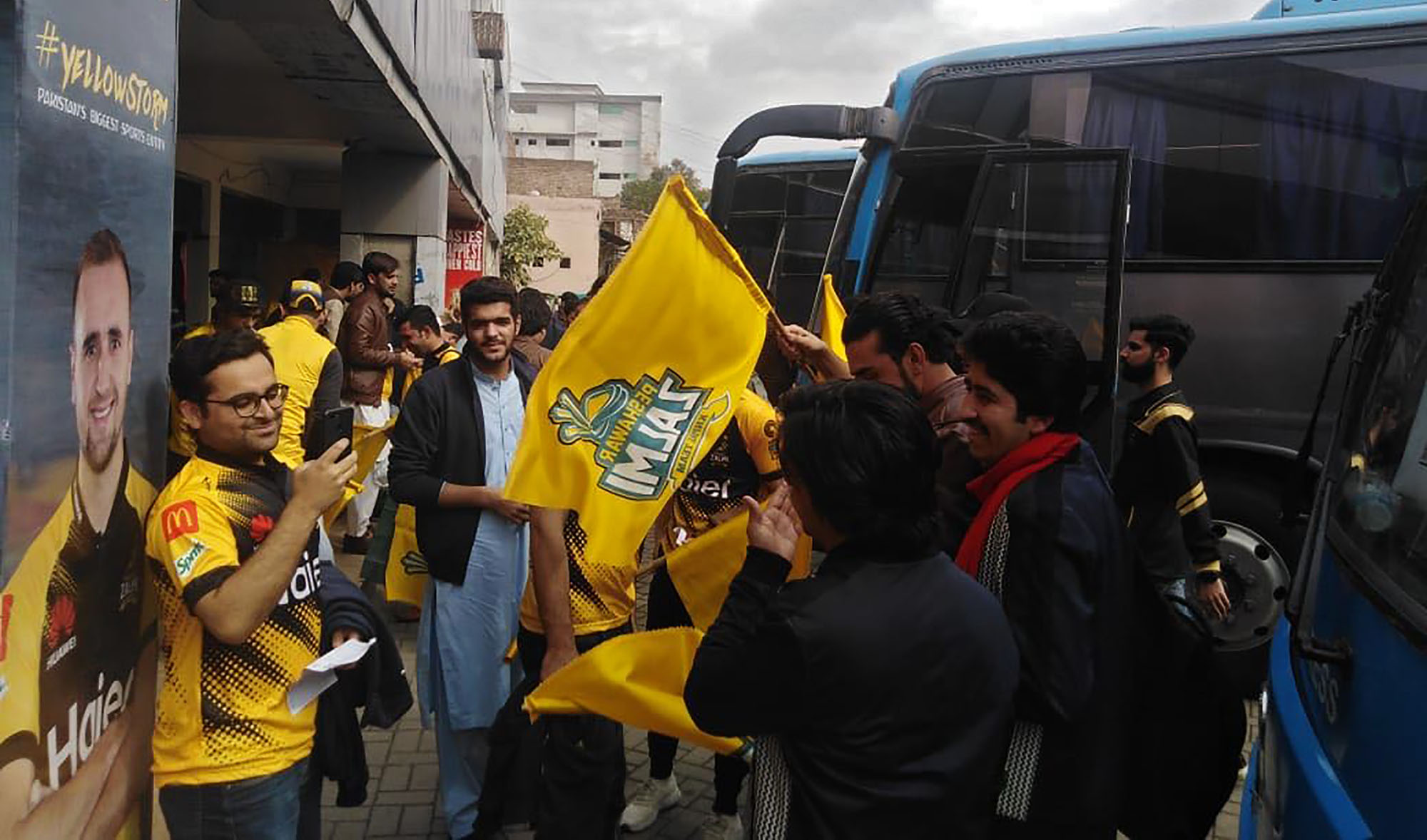 Peshawar Zalmi's fans show enthusiasm in Peshawar before departing for Rawalpindi ahead of their match against Lahore Qalandars on Feb. 28, 2020. (AN photo)