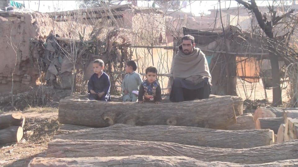 Children of Afghan refugees are seen outside their shabby homes at the Badhabher camp on the outskirts of Peshawar, the capital city of Khyber Pakhtunkhwa province, on Fe. 27, 2020. (AN photo)