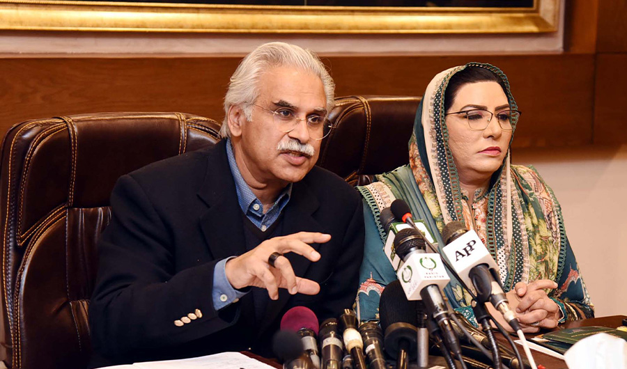 Special Assistant to the Prime Minister for Information and Broadcasting, Firdous Ashiq Awan, right, speaks during a press briefing in Islamabad on Feb. 29, 2020. (PID)