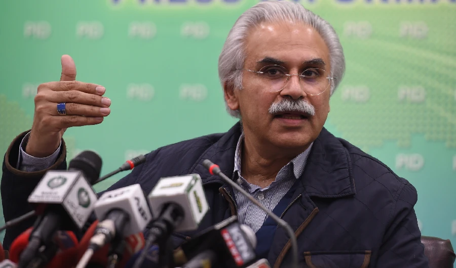 Doctor Zafar Mirza, special assistant to Pakistan Prime Minister on health, briefs media representatives on the coronavirus, a virus similar to the SARS pathogen, in Islamabad on February 1, 2020. (AFP)