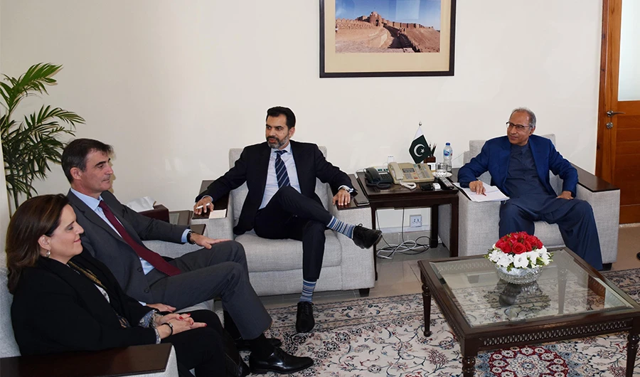 Adviser to the Prime Minister on Finance and Revenue, Abdul Hafeez Shaikh, receives IMF representatives at the Finance Division in Islamabad on Feb. 3, 2020. (Photo courtesy: Ministry of Finance and Revenue)
