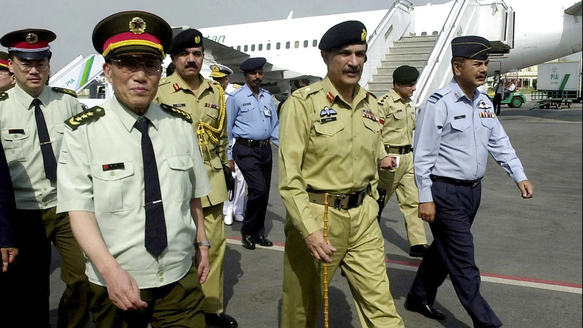 Lt. General Shahid Aziz (C) walks with Chinese Defense Minister Cao Gangchauan (L) and others upon his arrival at Allama Iqbal International Airport in Lahore on March 25, 2004. (AFP/File)