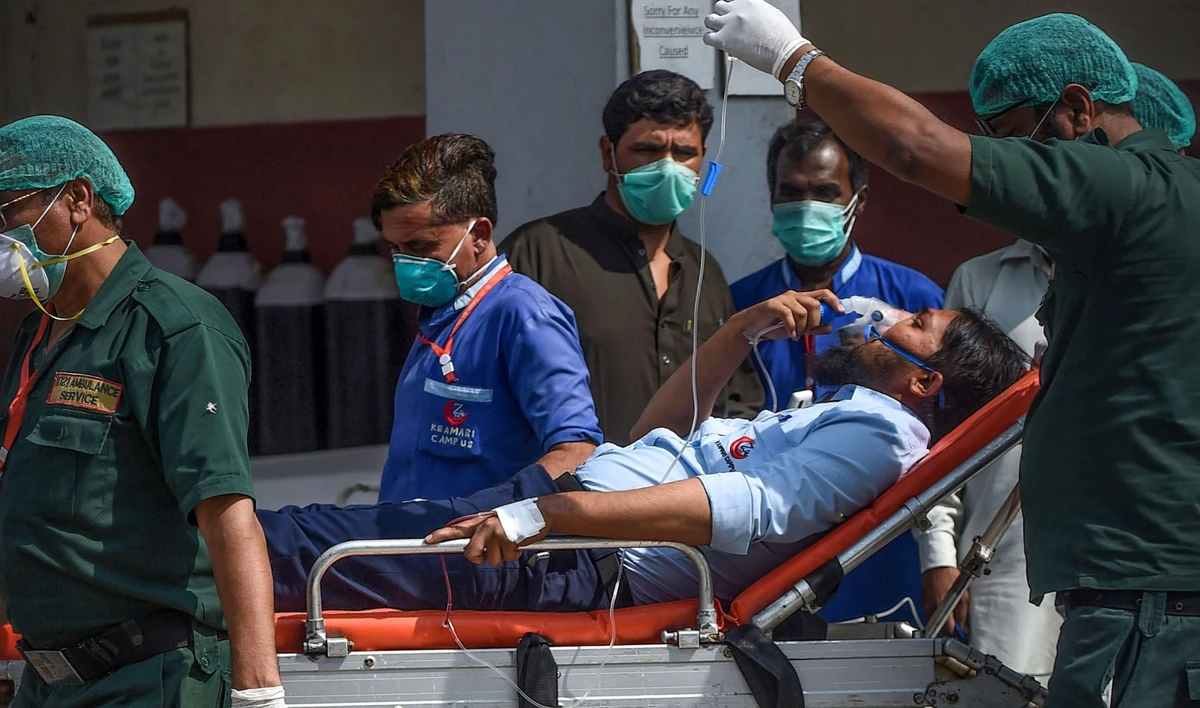 Paramedics personnel shift a patient on a stretcher into the hospital in Karachi on Feb. 18, 2020, after the gas leak killed 7 people and sickened dozens of others in a coastal residential area in Pakistan's port city of Karachi. (AFP)