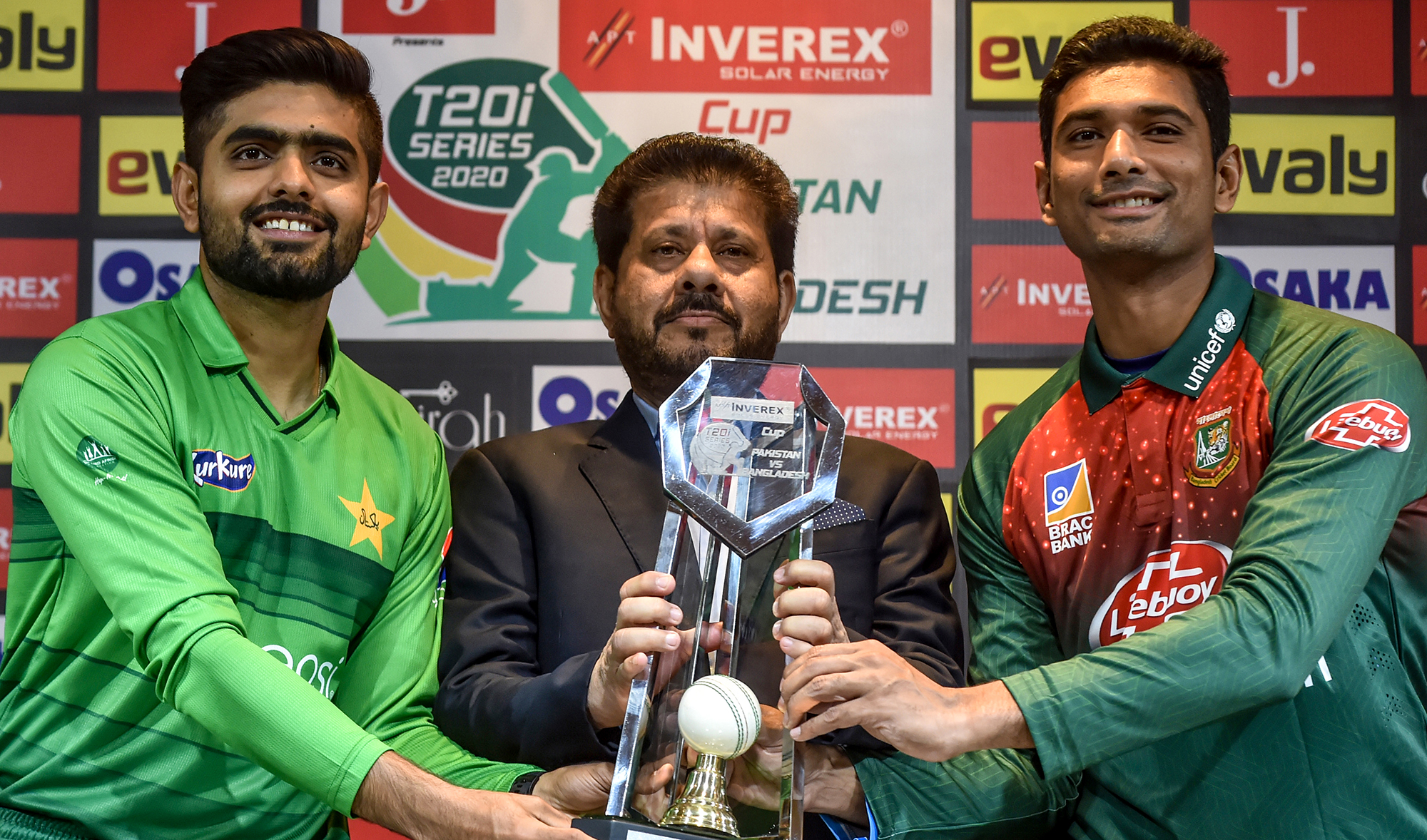 Pakistani skipper Babar Azam, left, with his Bangladeshi counterpart Mahmudullah pose holding the T20 series trophy at the Gaddafi Cricket Stadium in Lahore on Jan. 23, 2020. (AFP)