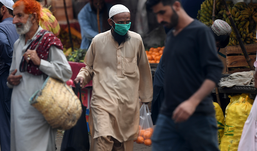 A resident (C) wears a face mask at a market in Karachi on February 28, 2020 as Pakistan has detected its sixth case of novel coronavirus. (AFP)