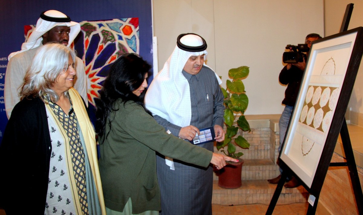 Saudi Ambassador Nawaf bin Said Al-Malki and Pakistan National Council of the Arts (PNCA) director general Dr. Fouzia Saeed look at artworks by Saudi artists presented at the "Weaving Threads" exhibition at the National Art Gallery in Islamabad on March 10, 2020. (Photo courtesy: Pakistan National Council of the Arts)