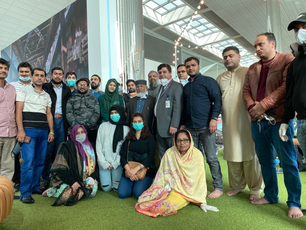 Pakistan's consul general to Dubai, Ahmed Amjad Ali (center), poses for a photograph with nationals stranded at Dubai International Airport on March 23, 2020. (Photo courtesy: Pakistan Consulate General in Dubai)