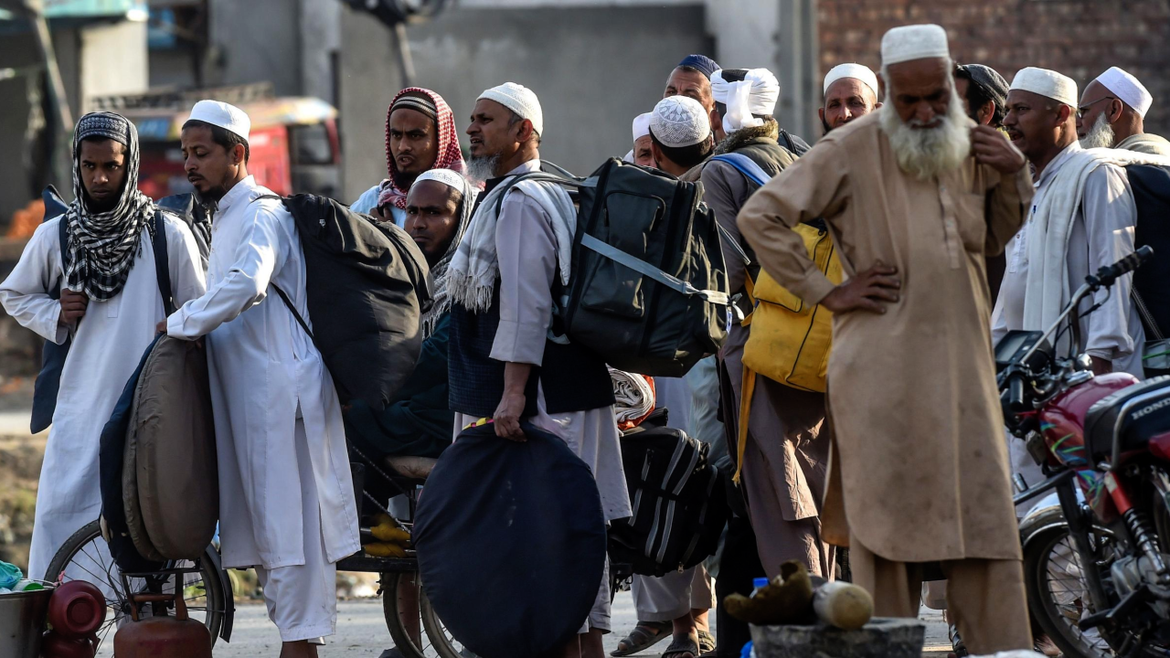 Tablighi Jamaat members prepare to leave after a mass religious gathering outside Lahore on March 13.( AFP photo)