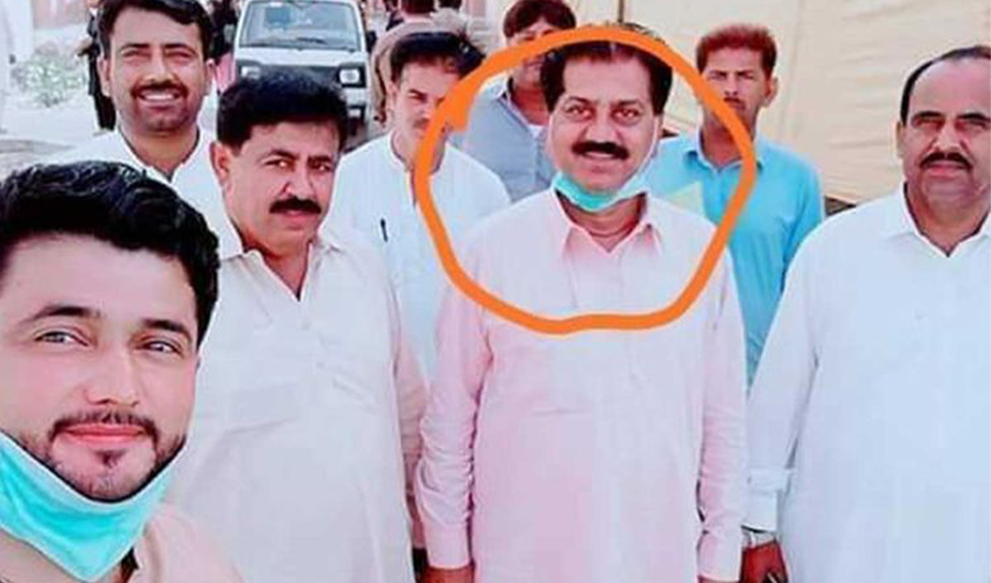 Pakistani bureaucrat seen taking selfie with coronavirus patient. (Photo courtesy: social media)