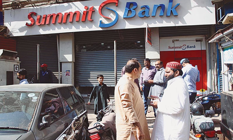 People standing in front of a Summit Bank branch. (Photo courtesy: social media)
