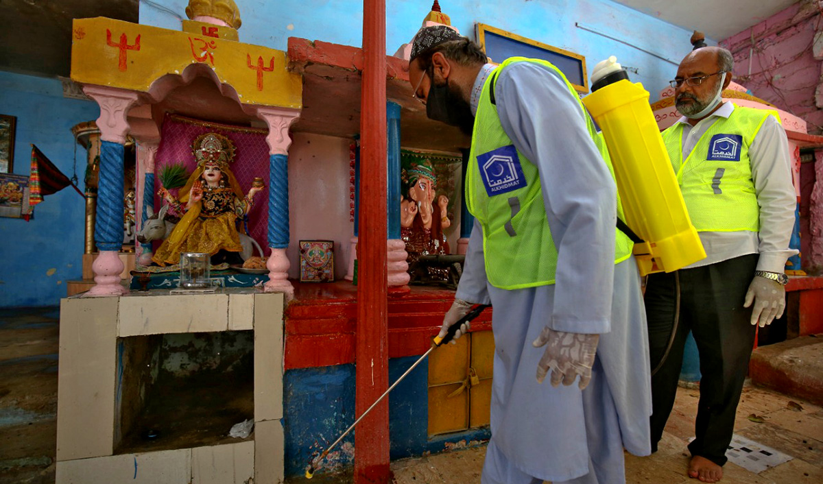 Al Khidmat Foundation volunteers disinfect a temple in Karachi on March 31, 2020. (Photo courtesy: @JIPOfficial/Twitter)