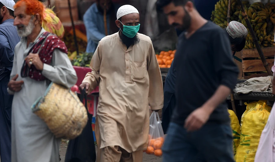 A resident (C) wears a face mask at a market in Karachi on February 28, 2020 as Pakistan has detected its sixth case of novel coronavirus. (AFP)