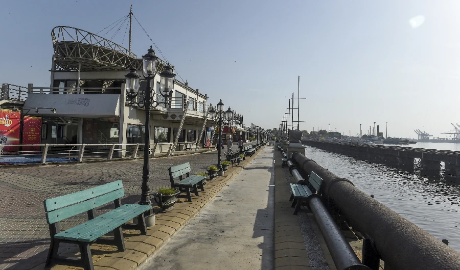 Men walk beside closed restaurants after a public ban imposed by the national authorities amid concerns over the spread of the COVID-19 novel coronavirus, in Karachi on March 18, 2020. (AFP)
