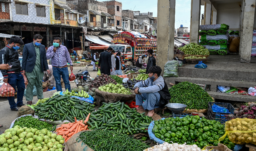 Residents wearing facemasks buy vegetables at a main vegetable and fruit market during a government-imposed nationwide lockdown against the COVID-19 coronavirus, in Islamabad on April 1, 2020. (AFP)