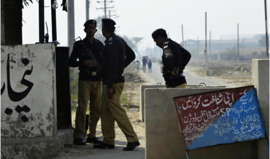 Pakistani policemen stand guard outside the check point of Kot Lakhpat Jail in Lahore on February 10, 2018. (AFP / File photo)