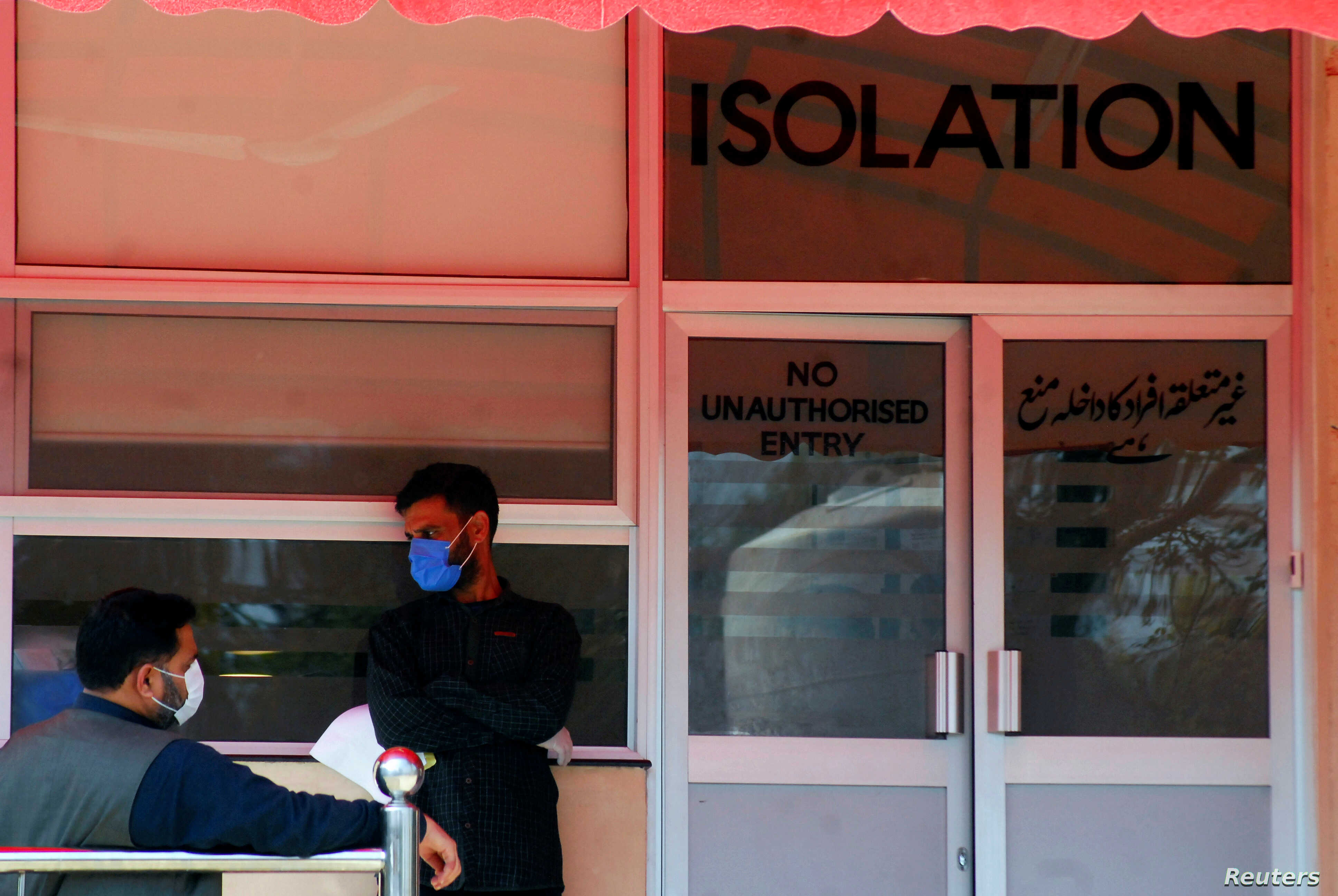 Men wear protective mask as a preventive measure against coronavirus, as they stand outside the Isolation ward at the Pakistan Institute of Medial Sciences (PIMS) in Islamabad, Pakistan March 15, 2020. (Reuter)