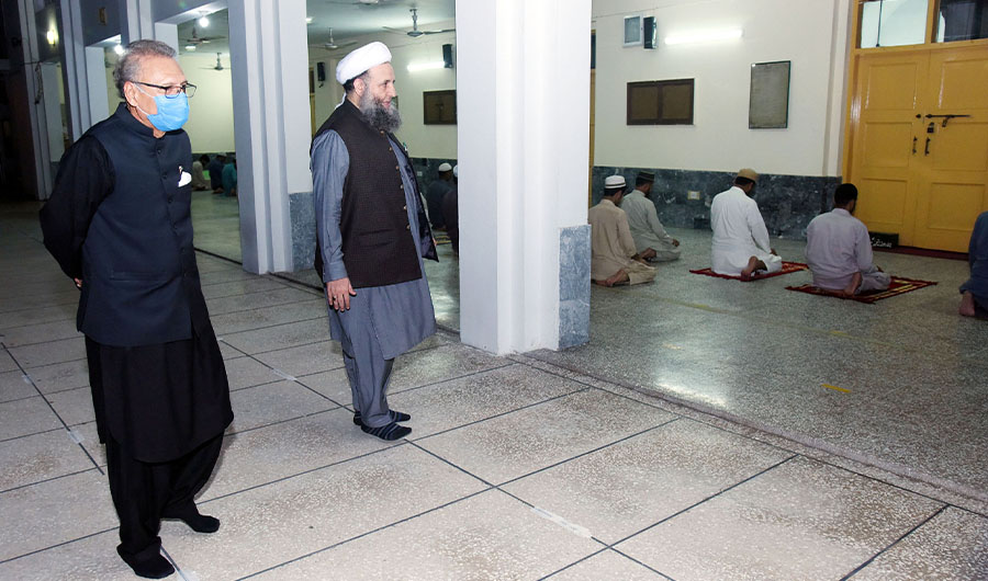 President Arif Alvi along with Minister for Religious Affairs visited mosques to review the observance of health guidelines in Islamabad on April 24, 2020. (Courtesy: PID)