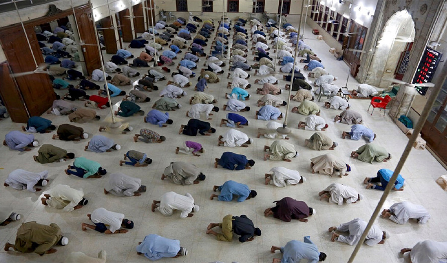 People attend evening prayers while maintaining a level of social distancing to help avoid the spread of the coronavirus, at a mosque in Karachi, Pakistan, April 19, 2020. (AFP photo)