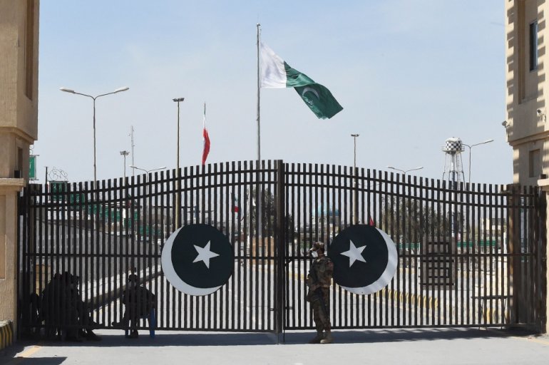 Pakistani soldiers wearing facemasks stand guard at the closed Pakistan-Iran border in Taftan on February 25, 2020. (AFP photo)