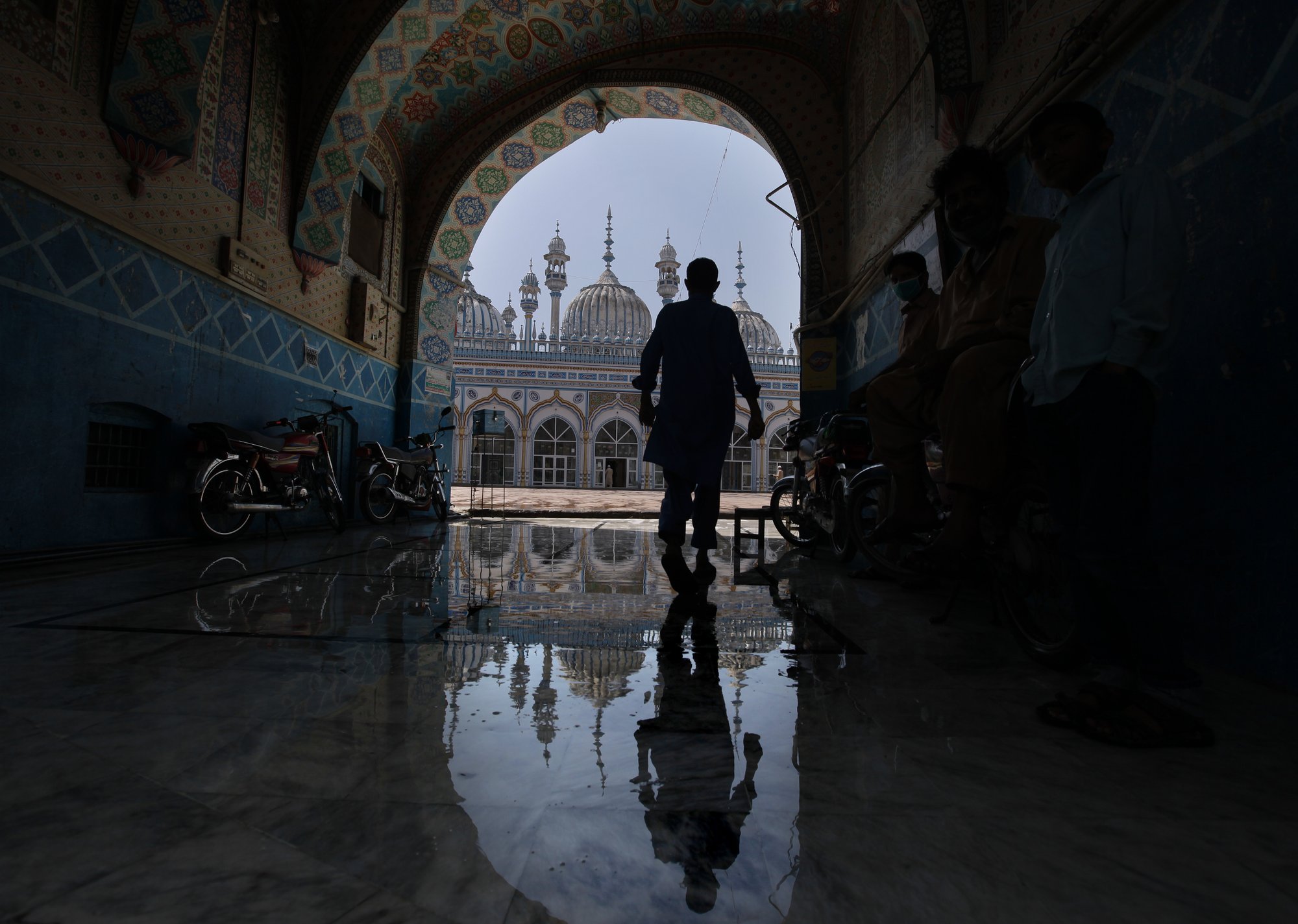 A Muslim worshiper arrives to attend noon prayers at a mosque, in Rawalpindi, Pakistan, April 21, 2020. (AP Photo)