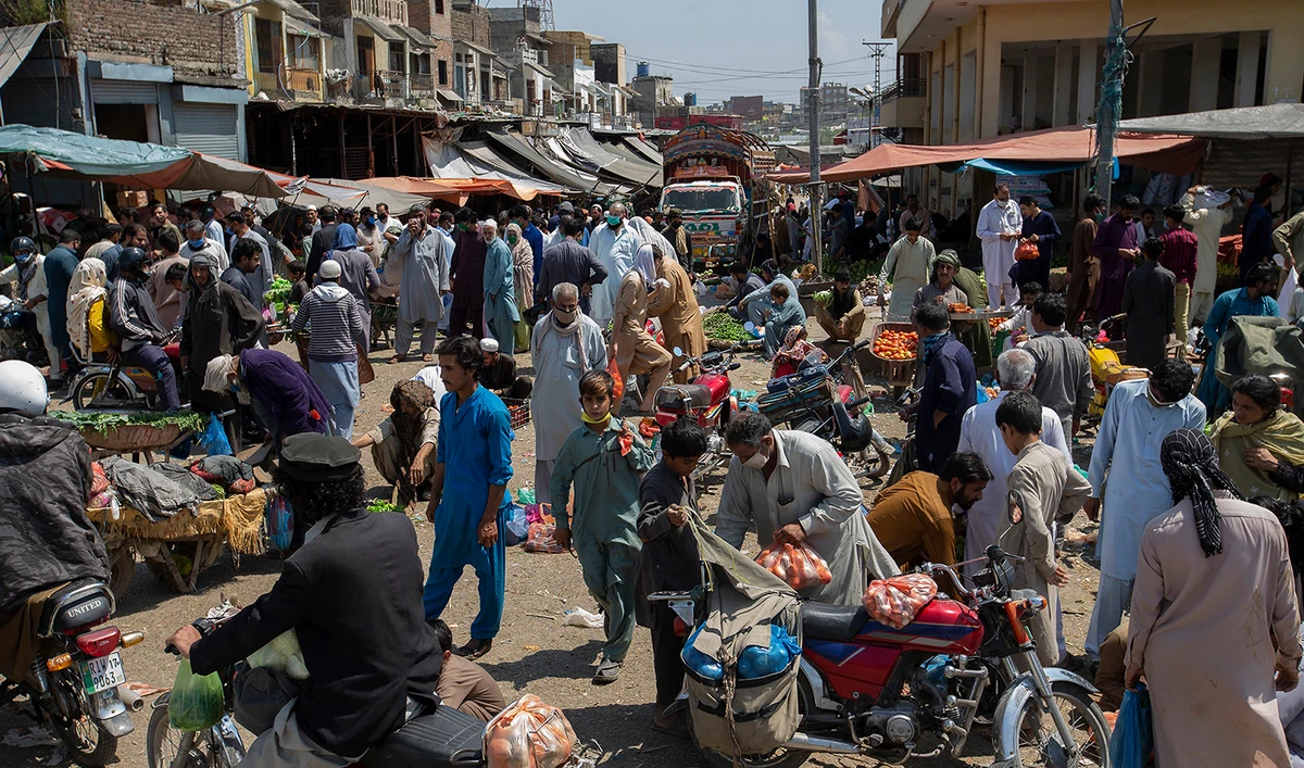 Consumers shopping for the upcoming Muslim fasting month of Ramadan ignore social distancing, during a lockdown to contain the spread of coronavirus, at a fruit and vegetable market in Islamabad, Pakistan, Tuesday, April 21, 2020. (AP)