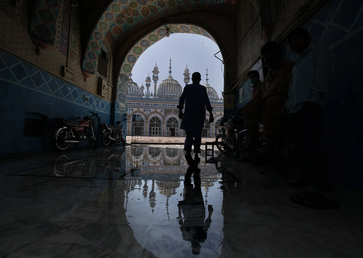A Muslim worshiper arrives to attend noon prayers at a mosque, in Rawalpindi, Pakistan, April 21, 2020. (AP Photo)