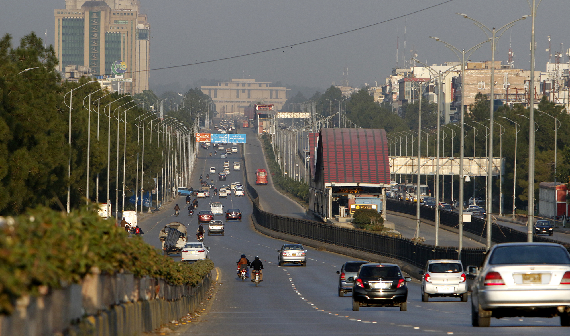 Vehicles run past Jinnah avenue in Islamabad on Jan. 22, 2020. (AN photo/file)