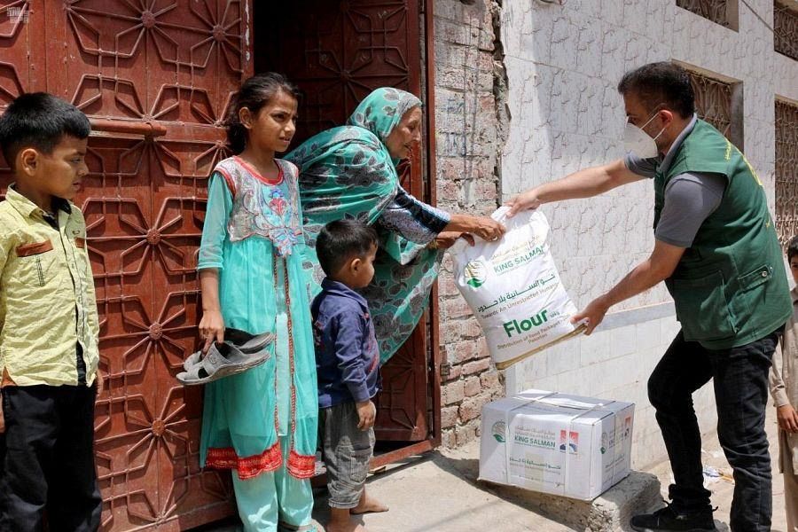 KSRelief distributes Ramadan food baskets in various districts of Punjab on May 4, 2020. (Photo courtesy: SPA)
