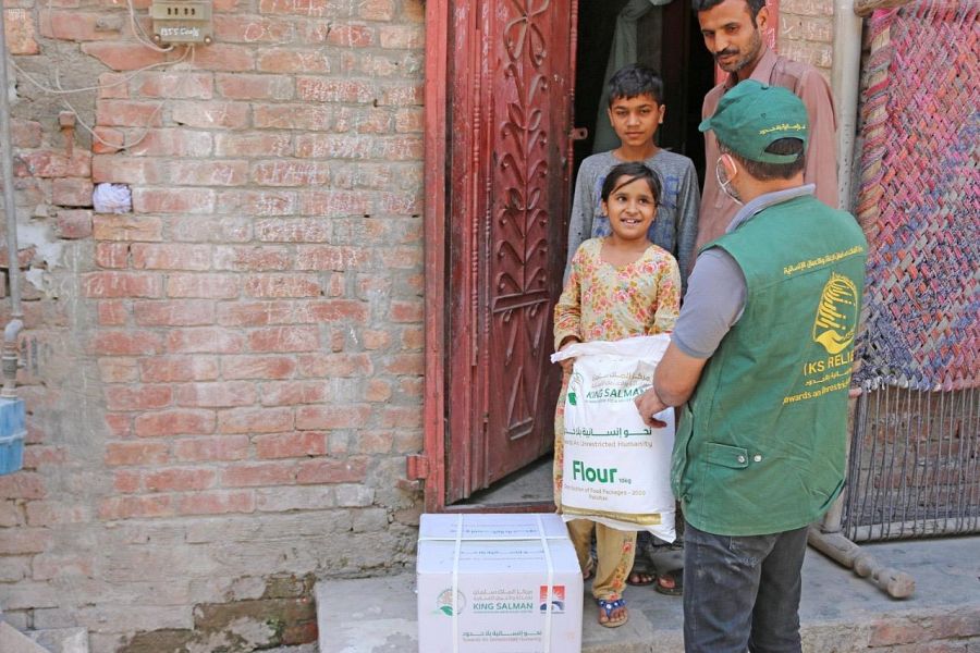 A KSRelief worker delivers food assistance to a family in Punjab on May 5, 2020. (SPA)
