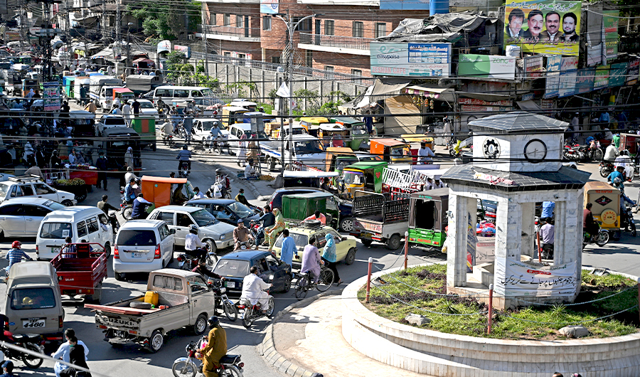 A general view of the crowded Raja Bazar is seen during a government-imposed nationwide lockdown as a preventive measure against the spread of the COVID-19 coronavirus, in Rawalpindi on May 5, 2020. (AFP)