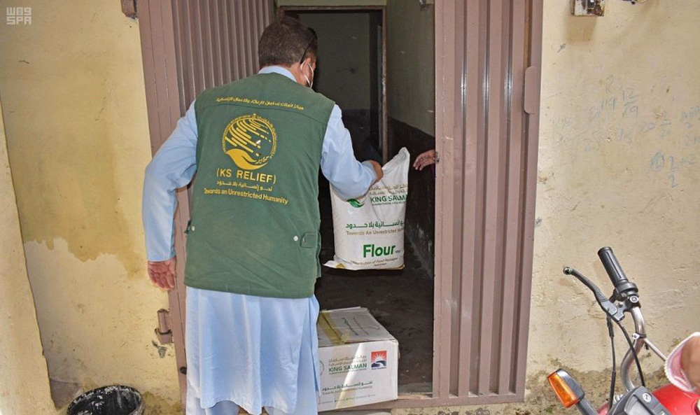 In this photo, King Salman Humanitarian Aid and Relief Center (KSRelief) worker distributes food package in Punjab province of Pakstan during Ramadan on April 29, 2020. (SPA)