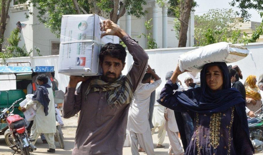 Beneficiaries in Punjab receive food packages from KSRelief on May 10, 2020. (SPA)