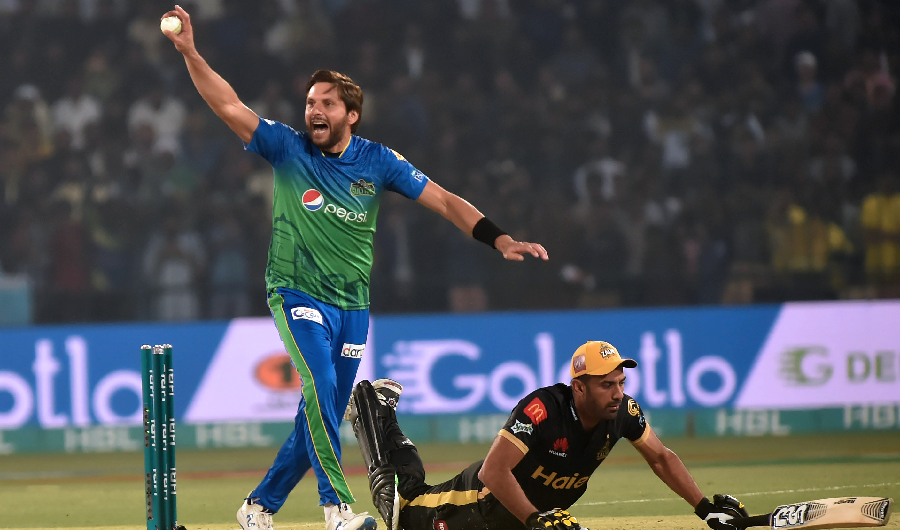 Multan Sultans's Shahid Afridi (L) makes an appeal for a runout against Peshawar Zalmi's Wahab Riaz (R on ground) during the Pakistan Super League (PSL) Twenty20 cricket match between Multan Sultans and Peshawar Zalmi at the Multan Cricket Stadium in Multan on February 26, 2020. (AFP)