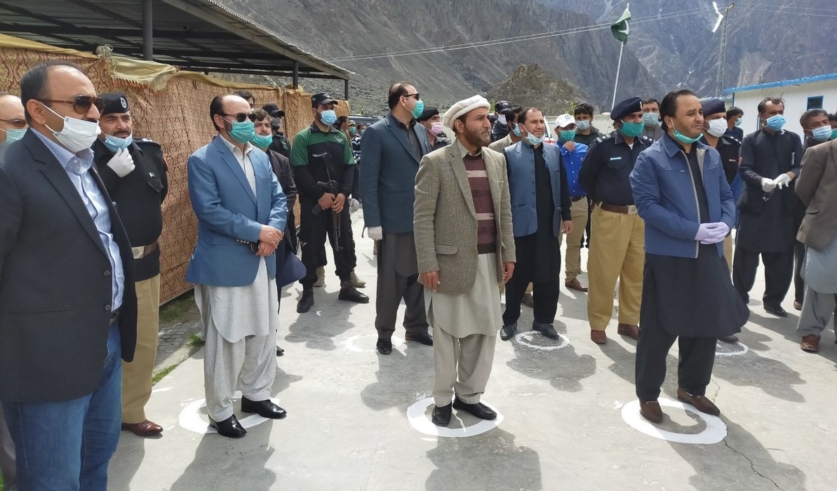 Gilgit-Baltistan Chief Minister Hafiz Hafeez-ur-Rehman and other local officials observe social distancing protocols during a visit to Nagar on April 21, 2020. (Photo courtesy: Deputy Commissioner Nagar)