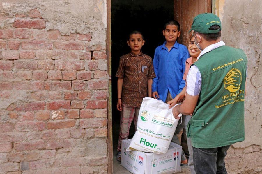 A KSRelief worker delivers food parcels to a household in Punjab under the Saudi charity's Ramadan aid program. (Photo courtesy: SPA)