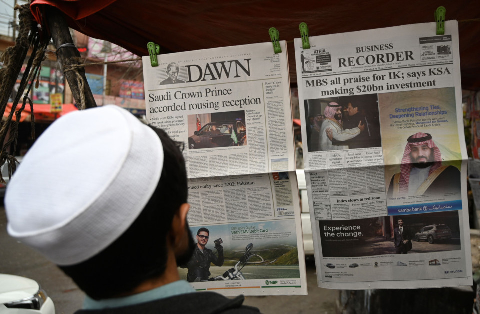 A Pakistani man looks at morning newspapers with front-page-coverage of Saudi Arabian Crown Prince Mohammad Bin Salman at a roadside stall in Islamabad on February 18, 2019. (AFP)