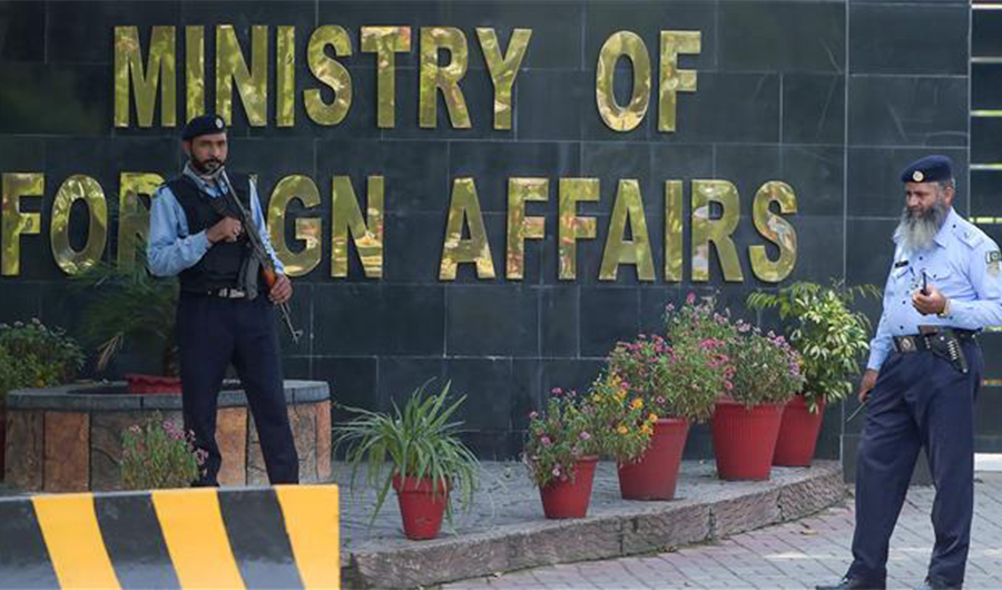Pakistani policemen stand guard outside the Pakistan's Foreign Ministry building on the arrival of Indian diplomats in Islamabad on September 2, 2019. (AFP)
