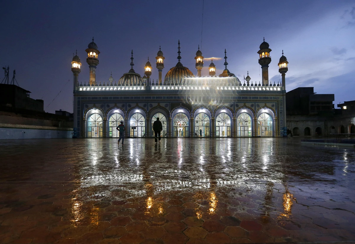 Muslim worshipers arrive for evening prayers after breaking their fast on the first day of Ramadan, in Rawalpindi, Pakistan, April 25, 2020. Pakistan on May 4 said it is going to further ease coronavirus lockdowns to resume economic activity. (AP Photo)