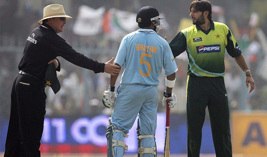 Indian cricketer Gautam Gambhir (C) and Pakistan's Shahid Afridi (R) exchange words during their third One-day International (ODI) match at the Green Park Stadium in Kanpur, 11 November 2007. (AFP)