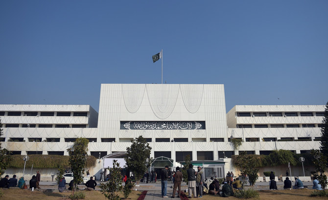 Pakistani security and media officials gather in front of the Parliament House building in Islamabad on January 6, 2015. (AFP / File photo)