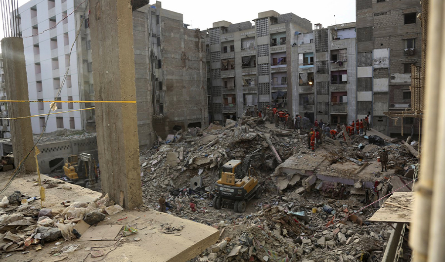 Pakistani troops, rescue workers and volunteers look for survivors amid the rubble of a collapsed building in Karachi, Pakistan on June 8, 2020. (AP)