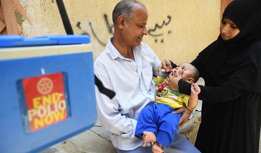 A Pakistani health worker administers polio vaccine drops to a child during a polio vaccination campaign in Karachi on May 7, 2018. (AFP)