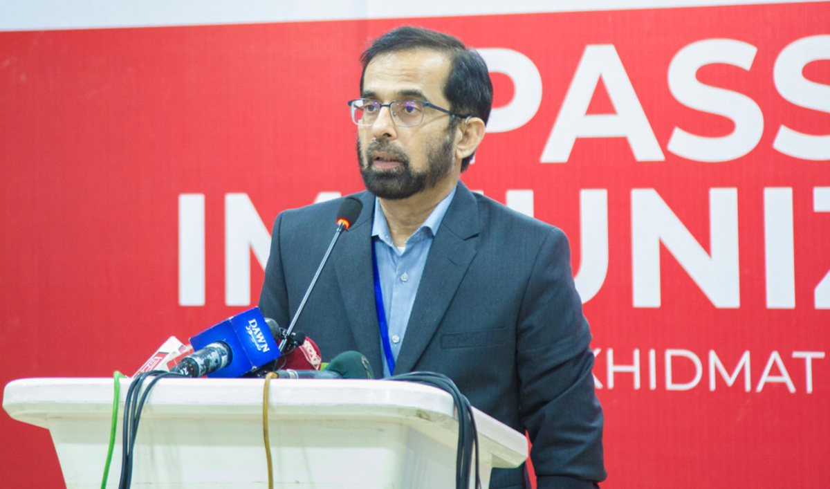 Dr. Tahir Shamsi, Chairman National Institute of Blood Diseases, speaking at the inaugural ceremony of Passive Immunization Service by Al-Khidmat Foundation in Lahore on Wednesday June 10, 2020. (Photo courtesy: Alkhidmat health services)