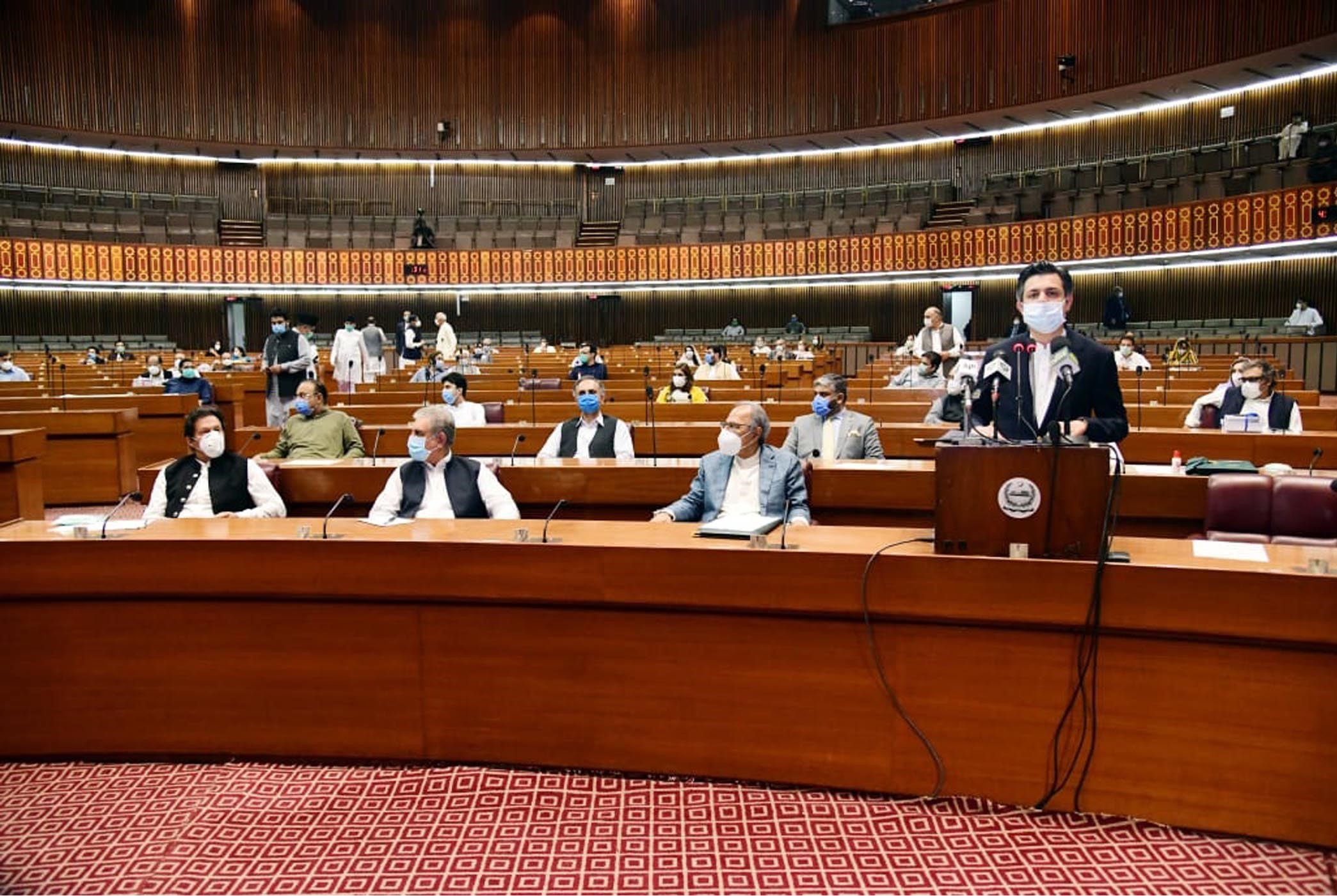 Minister of State for Revenue Muhammad Hammad Azhar discusses budget 2019-2020 at the Parliament house in Islamabad, Pakistan 12 June 2019. (PID photo)