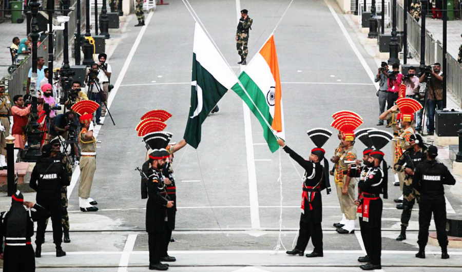 Pakistani Rangers (wearing black uniforms) and Indian Border Security Force (BSF) officers lower their national flags during a parade on Pakistan's 72nd Independence Day, at the Pakistan-India joint check-post at Wagah border, near Lahore, Pakistan August 14, 2018. (REUTERS/ File photo)