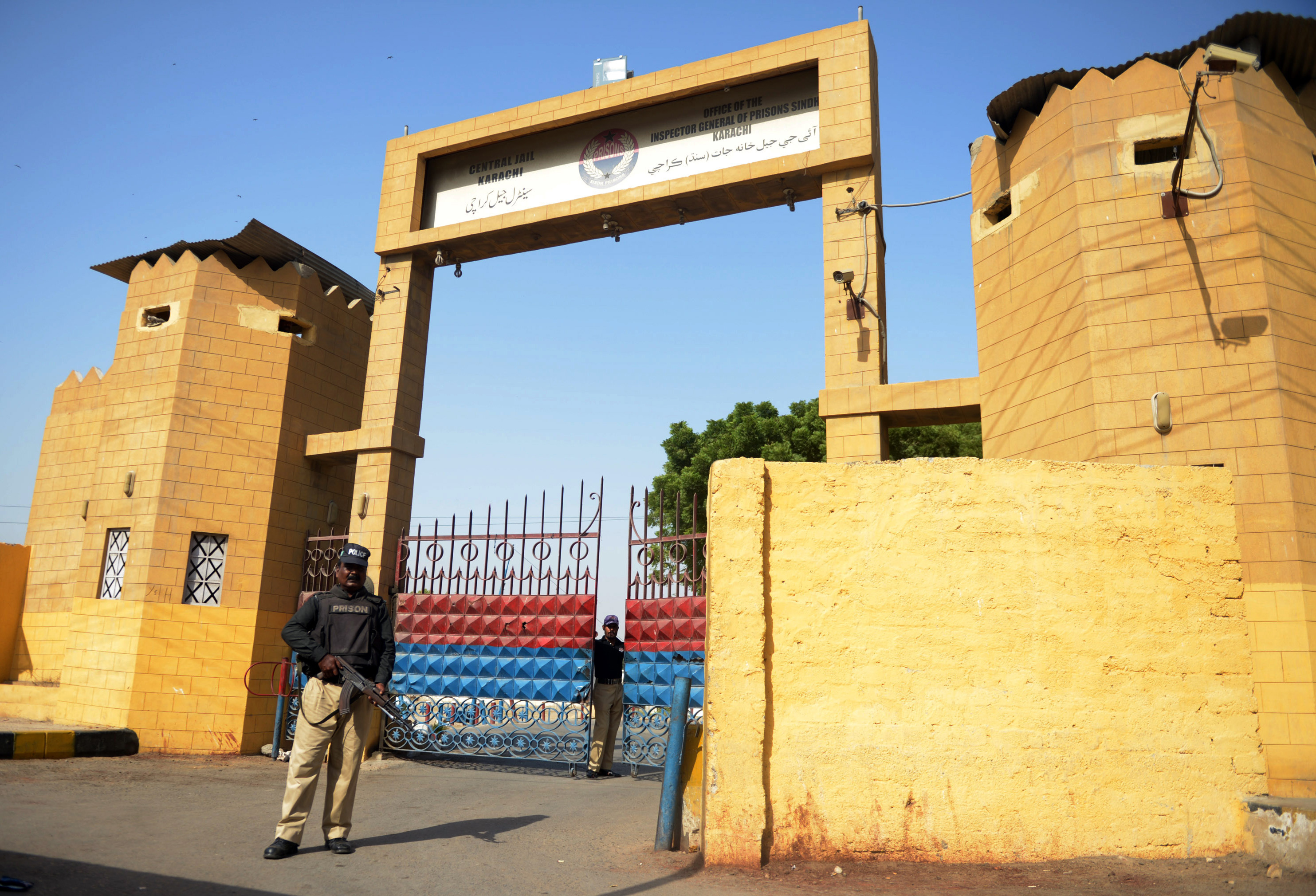 Pakistani policemen stand guard outside the Karachi Central Prison in Karachi on October 13, 2014. (AFP/ File photo)